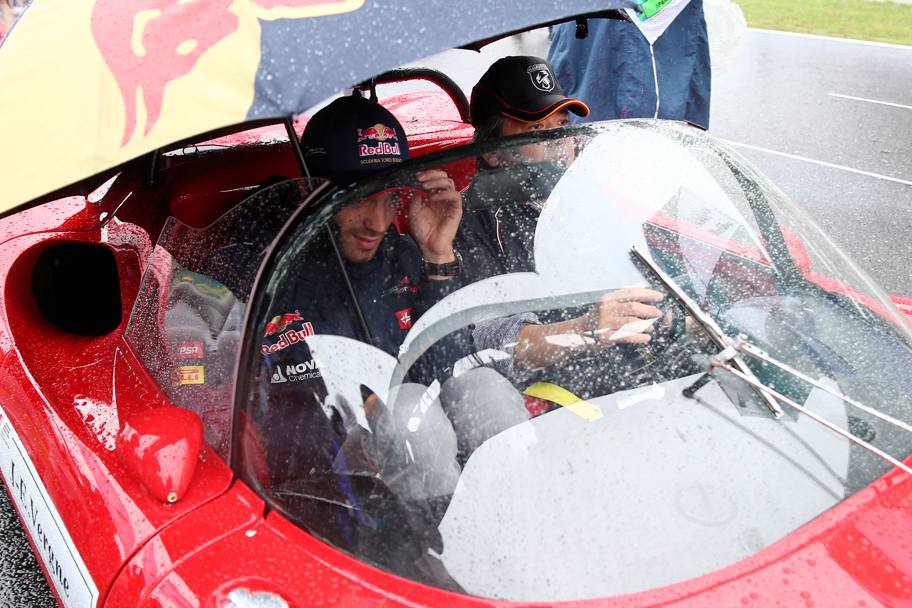 La pioggia è stata la caratteristica del GP di Suzuka: prima dell&#39;avvio Daniel Ricciardo, 25 anni, ha voluto fatto il giro di ricognizione della pista con l&#39;ombrello... in macchina! Getty